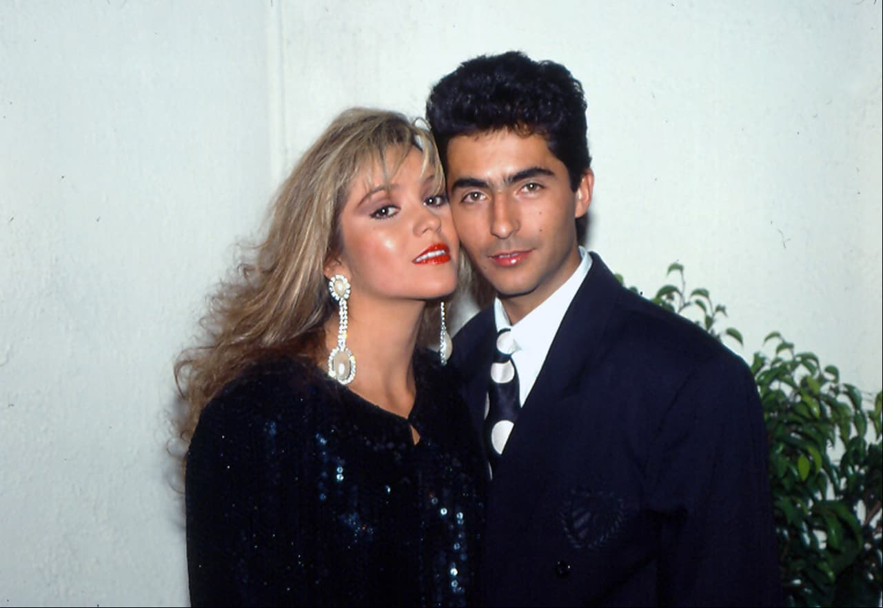 Daniela Castro y Raúl Araiza tuvieron una relación cuando protagonizaron la telenovela ‘Cadenas de amargura’ en 1991. Los actores estuvieron juntos por cinco años, pero atravesaron varios problemas debido al alcoholismo que padeció el conductor. “Yo me acuerdo que empecé a tener pérdidas, choqué, la novia en turno sufrió mucho conmigo. La actividad importante mía, ya de alcohol, yo creo que le tocó a Daniela… que es maravillosa mujer”, compartió el intérprete al programa Hoy.
