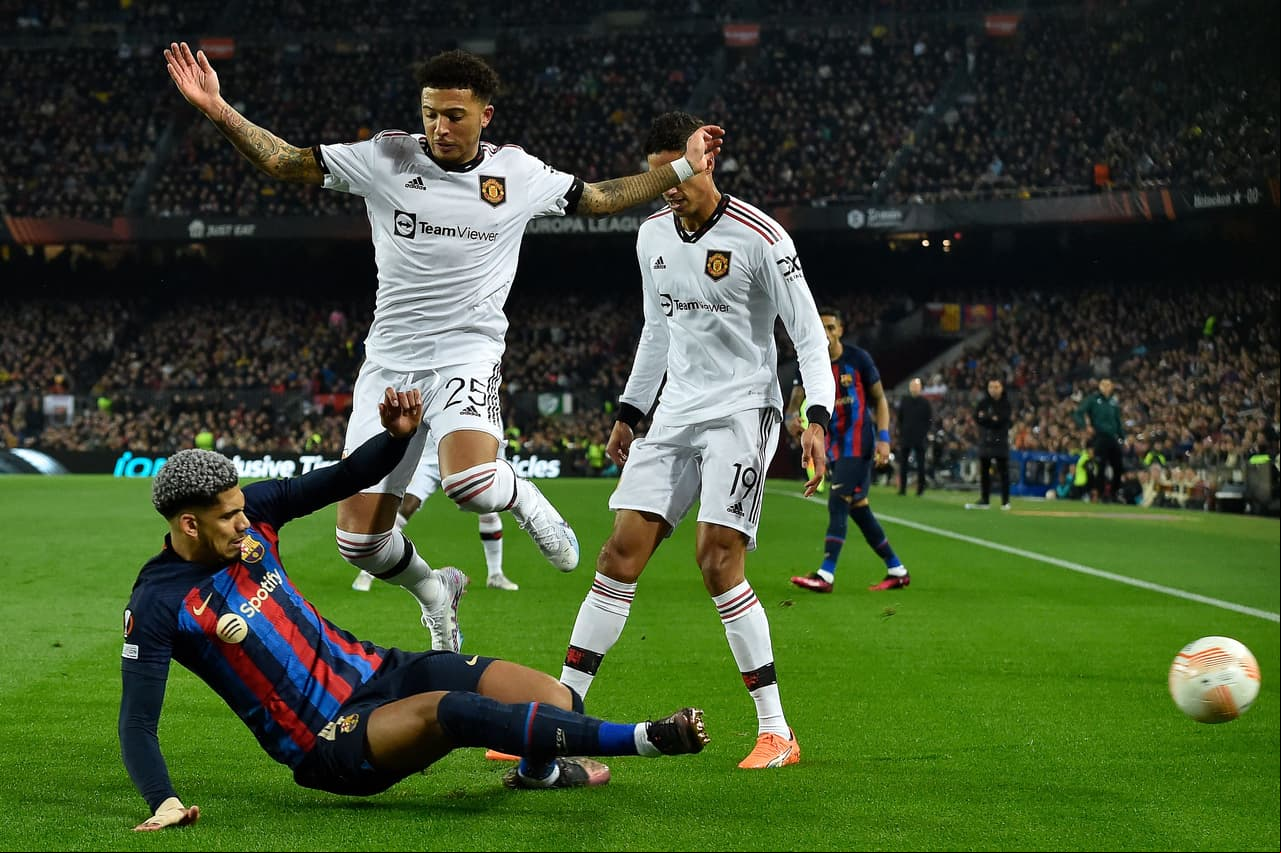 El Barcelona y el Manchester United empataron en la ida de los dieciseisavos de final de la Europa League; los goles culés fueron de Marcos Alonso y Rapinha y por los Devils marcaron Marcus Rashford y un autogol de Jules Koundé.