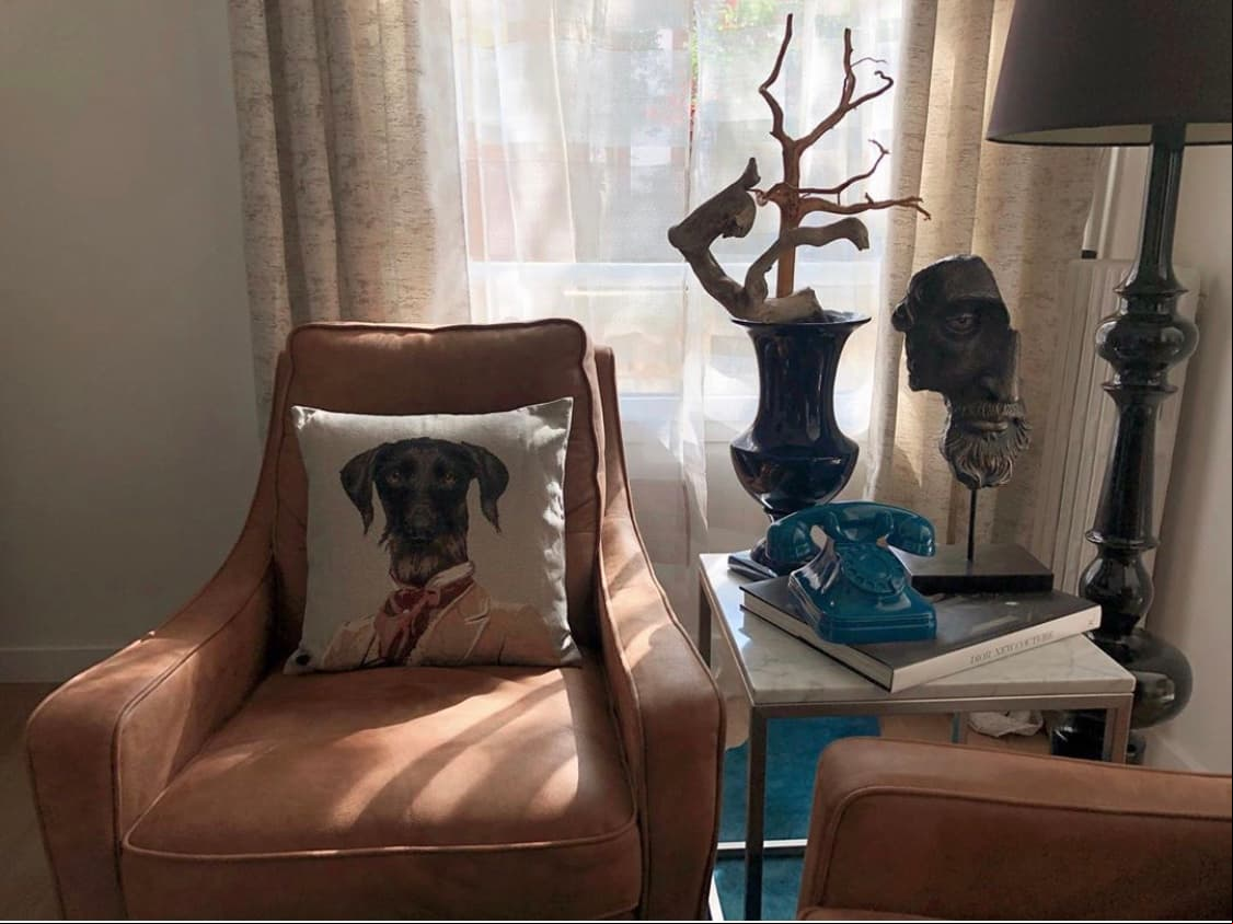 Pero no solo los muebles, algunas piezas como un teléfono retro, esculturas y cojines acentúan su estilo y visten las superficies.