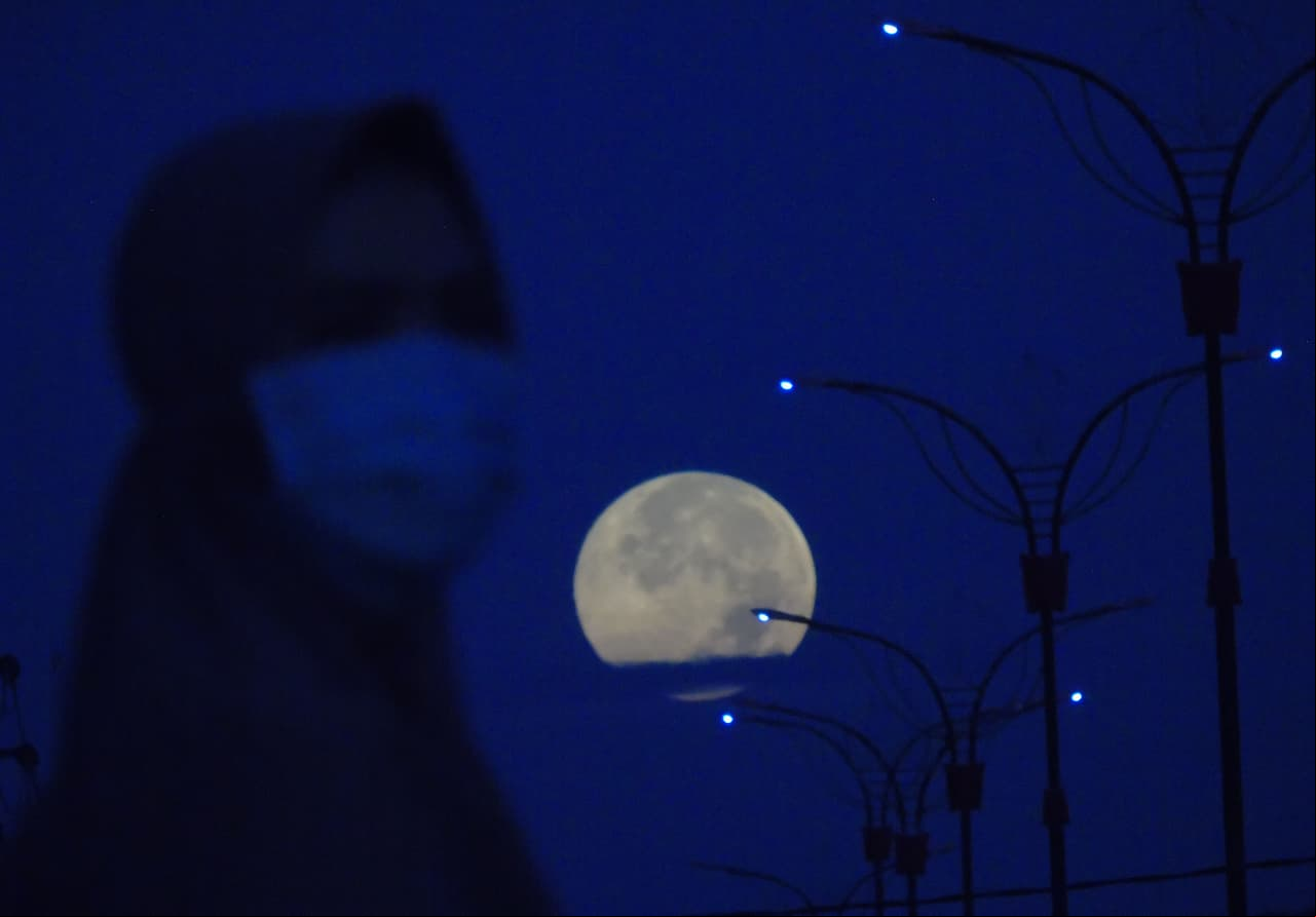 Supermoon vista en la isla de Bintan, Indonesia el 8 de abril de 2020. El perigeo de luna super rosada más grande de la luna llena se puede ver en el cielo indonesio.