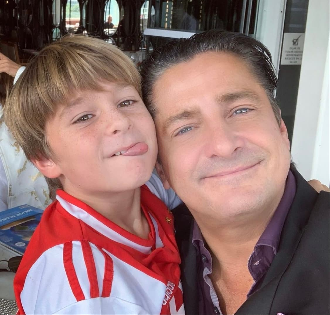 Sobre su propia familia, Alejandro es padre de dos hijos: Isabella y Pierre Alexander, este último con el que constantamente comparte imágenes a través de su cuenta oficial de Instagram.