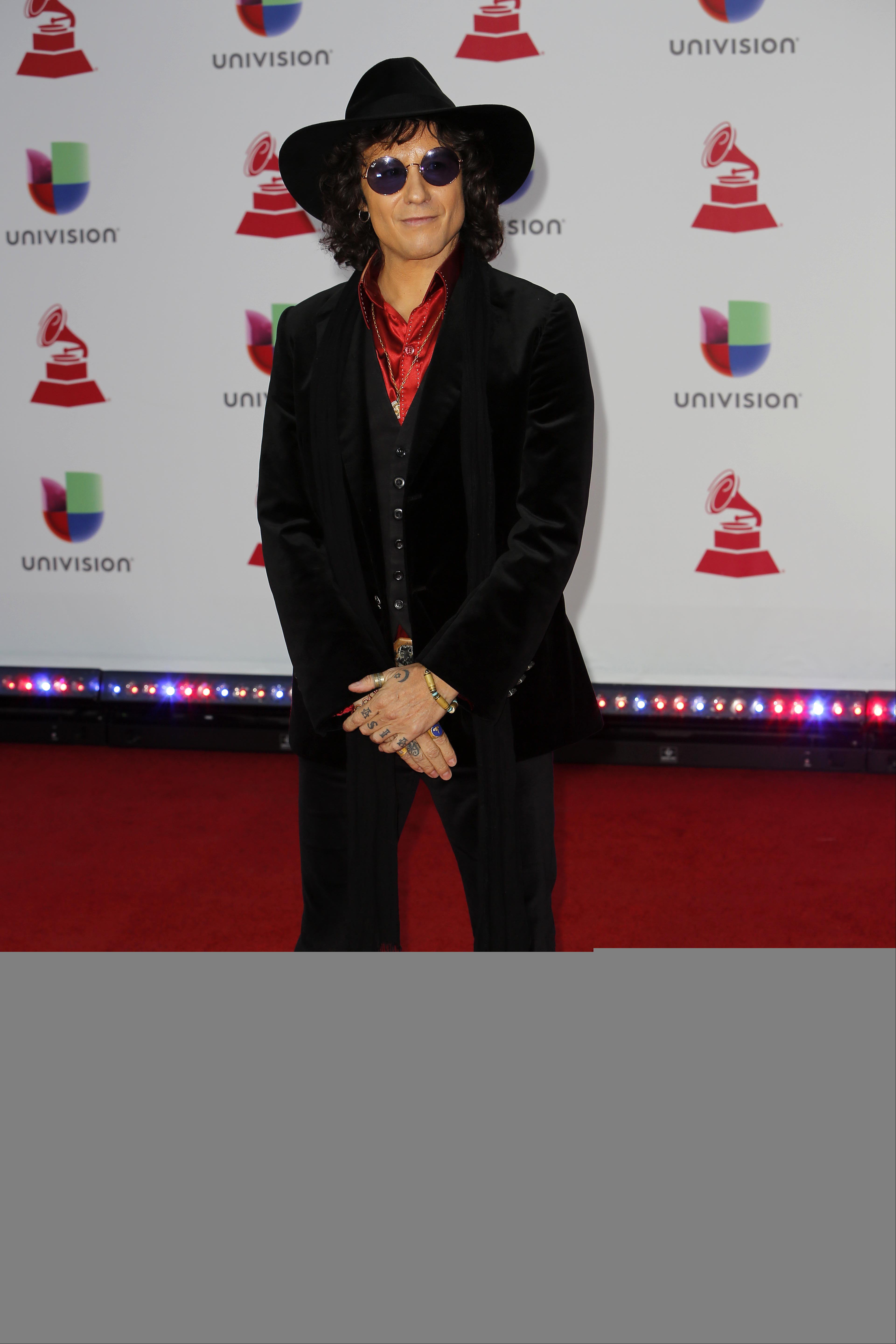 Enrique Bunbury desfiló por la alfombra roja con un traje muy peculiar, pero no fue suficiente para estar dentro de los más galánes.
