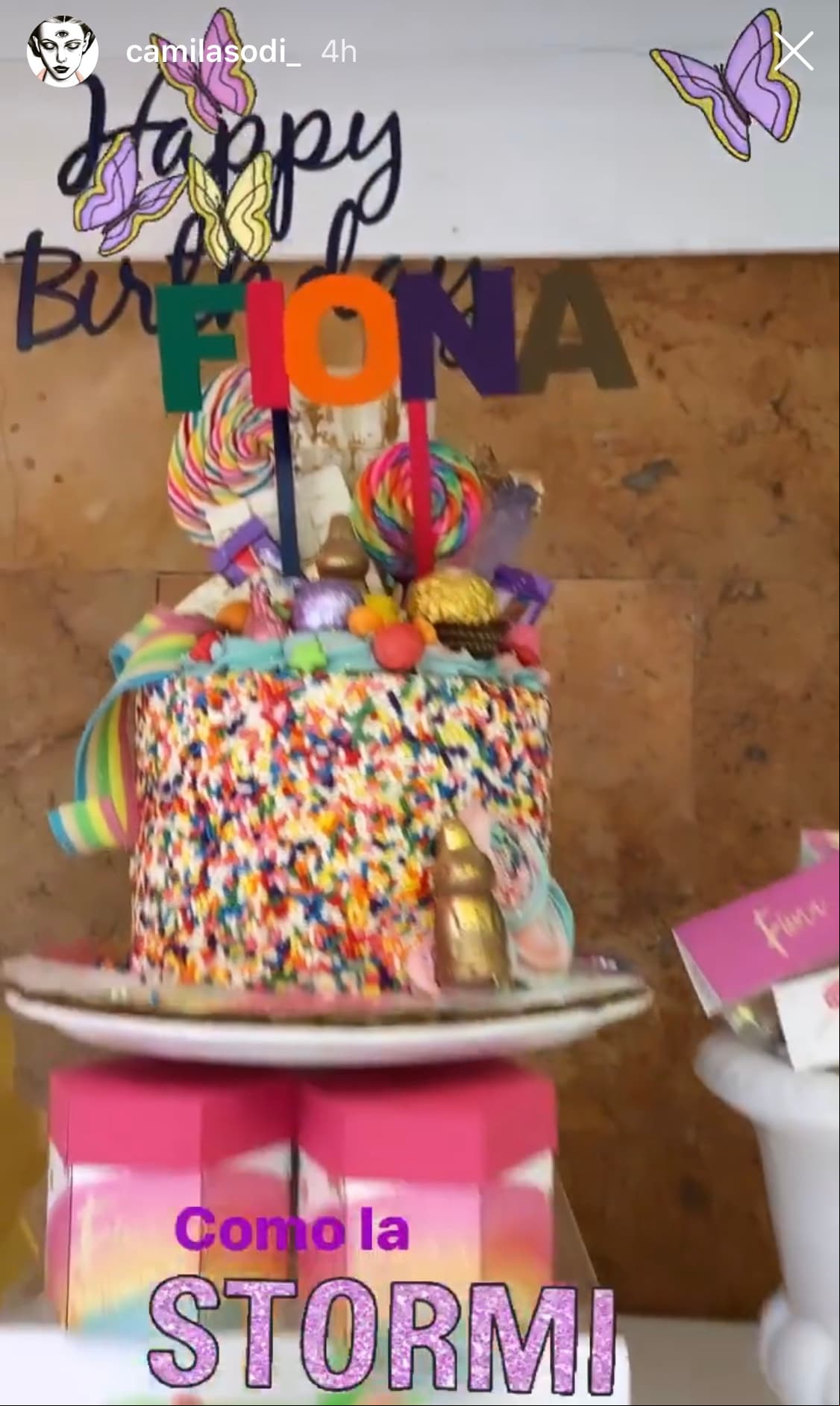 Incluso el pastel también fue decorado con cientos de chispas de colores y más caramelos encima para seguir acorde con la temática.