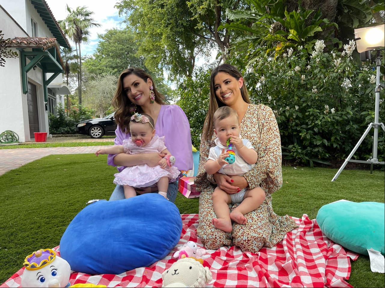 En fotos: El primer encuentro de Megan y Ford, los bebés de impacto
