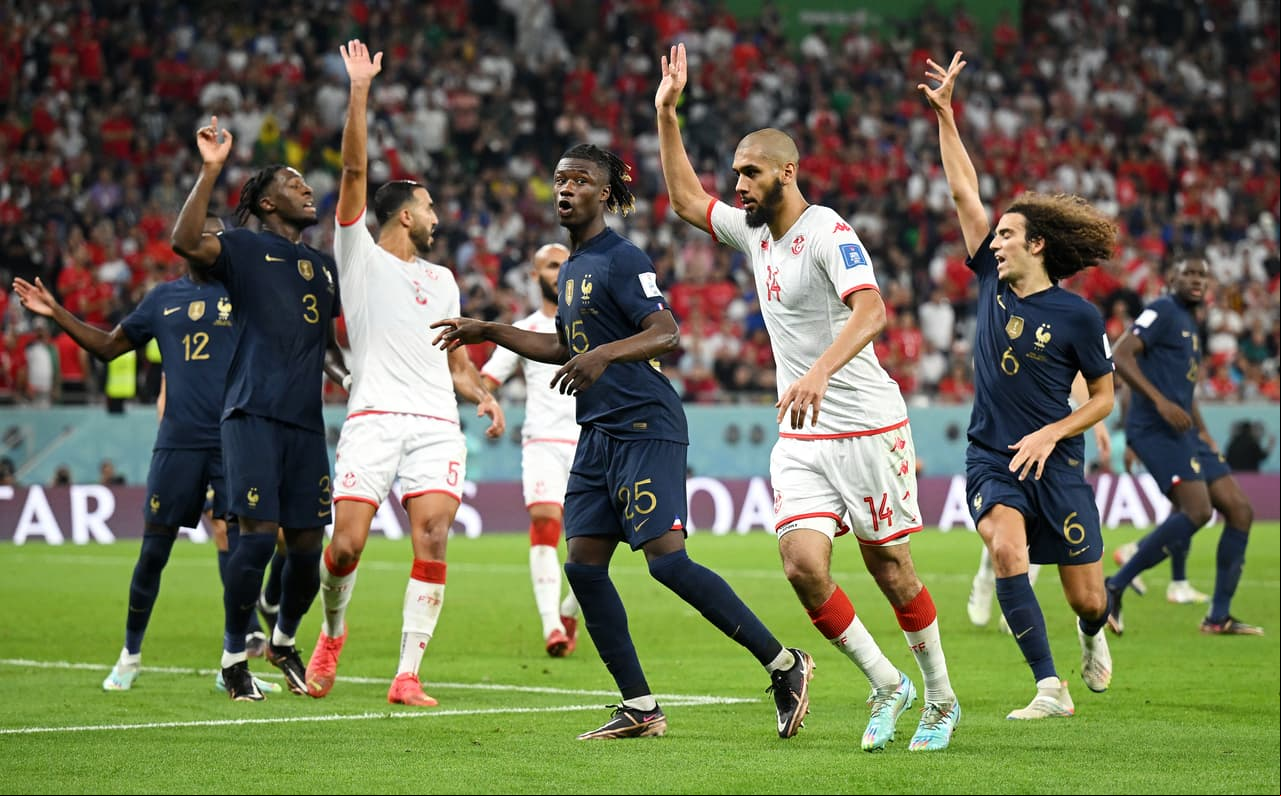 Túnez da la sorpresa y vence a Francia a quienes les hicieron un partido por el que no los dejaron anotar y aún más, el VAR anuló un gol que Griezmann anotó en los últimos minutos, lo que iba a significar el empate y finalmente no se sube al marcador.Túnez a pesar de la victoria, queda fuera de los octavos de final de Qatar 2022.