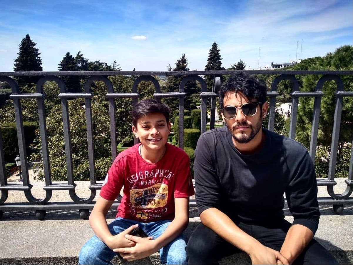 En su perfil comparte detalles de su vida cotidiana, fotos con sus mascotas y hasta algunos momentos al lado de su hijo que vive en España; así como su gusto por el ejercicio y algunos deportes.