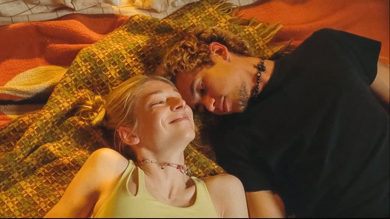 <b>Elliot</b>
<br>Cassie no fue la única que traicionó a una amiga, pues Elliot no se quedó atrás. A poco tiempo de conocer a Jules comienza a coquetear con ella y terminan besándose.