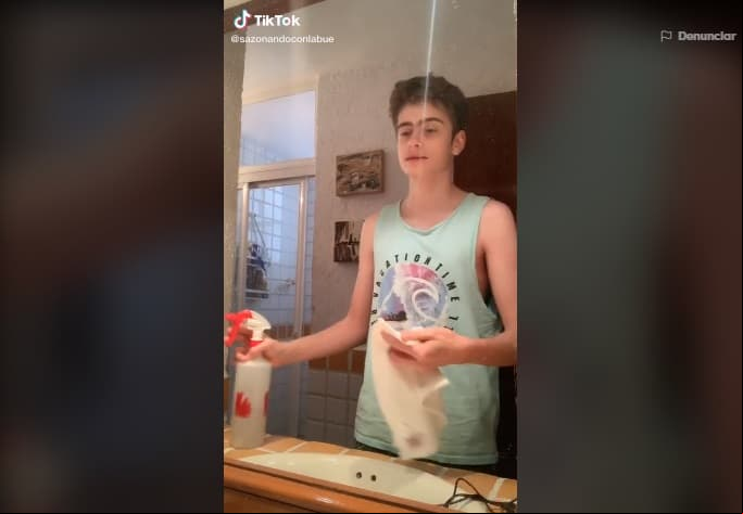 Uno de los baños de la casa quedó al descubierto en un tiktok que hizo junto a su hijo Nicolás. En la grabación, se observa que la mitad de dicho rincón está forrado de azulejo color marfil, cuenta con cancel y un lavabo de color café.
