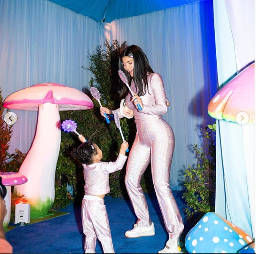 Kylie usó para la ocasión un atuendo muy cómodo de dos piezas rosado, además de tenis blancos para estar completamente cómoda, mientras que para la niña eligió un outfit muy similar.