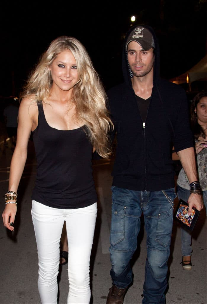 Anna Kournikova, novia de Enrique Iglesias, impacta al lucir mini cintura a dos meses de dar a luz