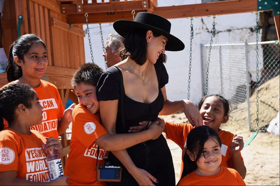 Eiza González visita albergue para niños en Tijuana