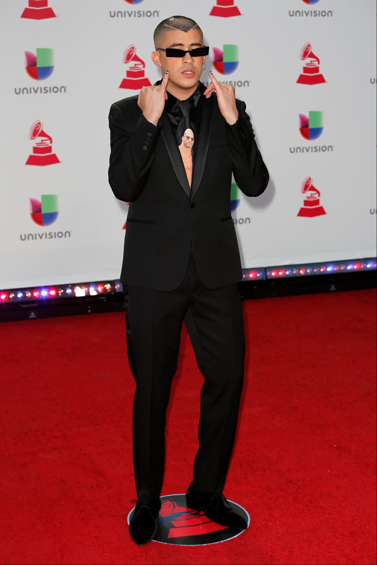 Fiel a su estilo, Bad Bunny utilizó una corbata con la cara de Vin Diesel, hecho que lo sacó de la lista de los mejor vestidos.