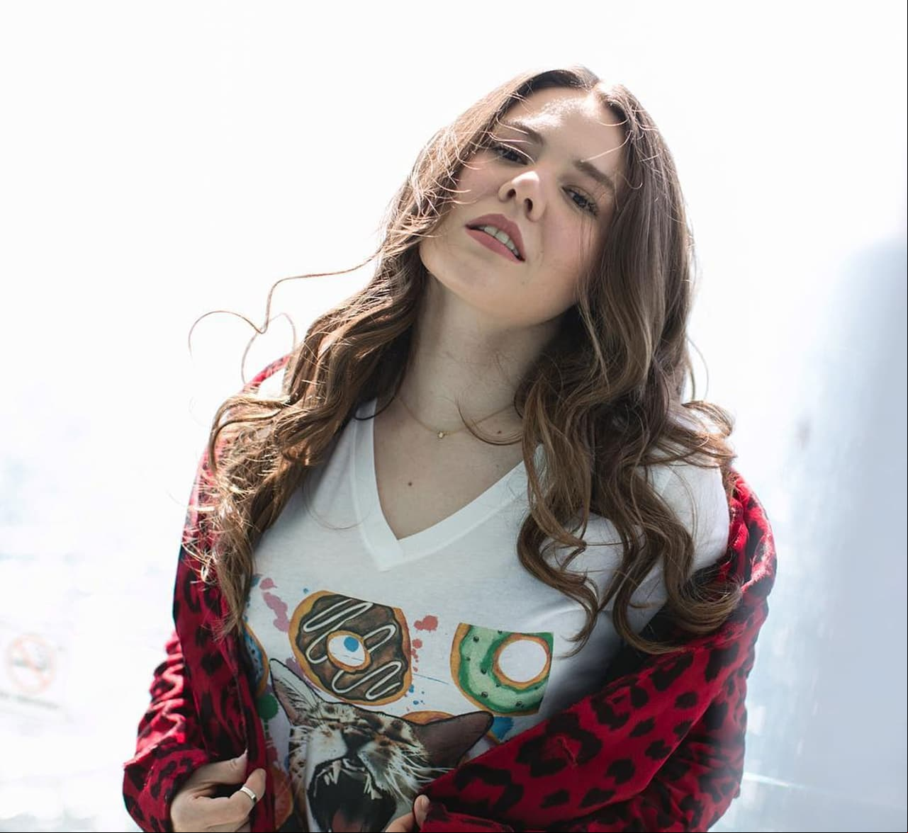 Joy Huerta, integrante de la agrupación musical Jesse y Joy, sorprendió a sus seguidores tras anunciar que tras siete años de relación, su esposa y ella esperan a su primera hija, por lo que el medio artístico compartió emotivos mensajes a través de las redes sociales.
