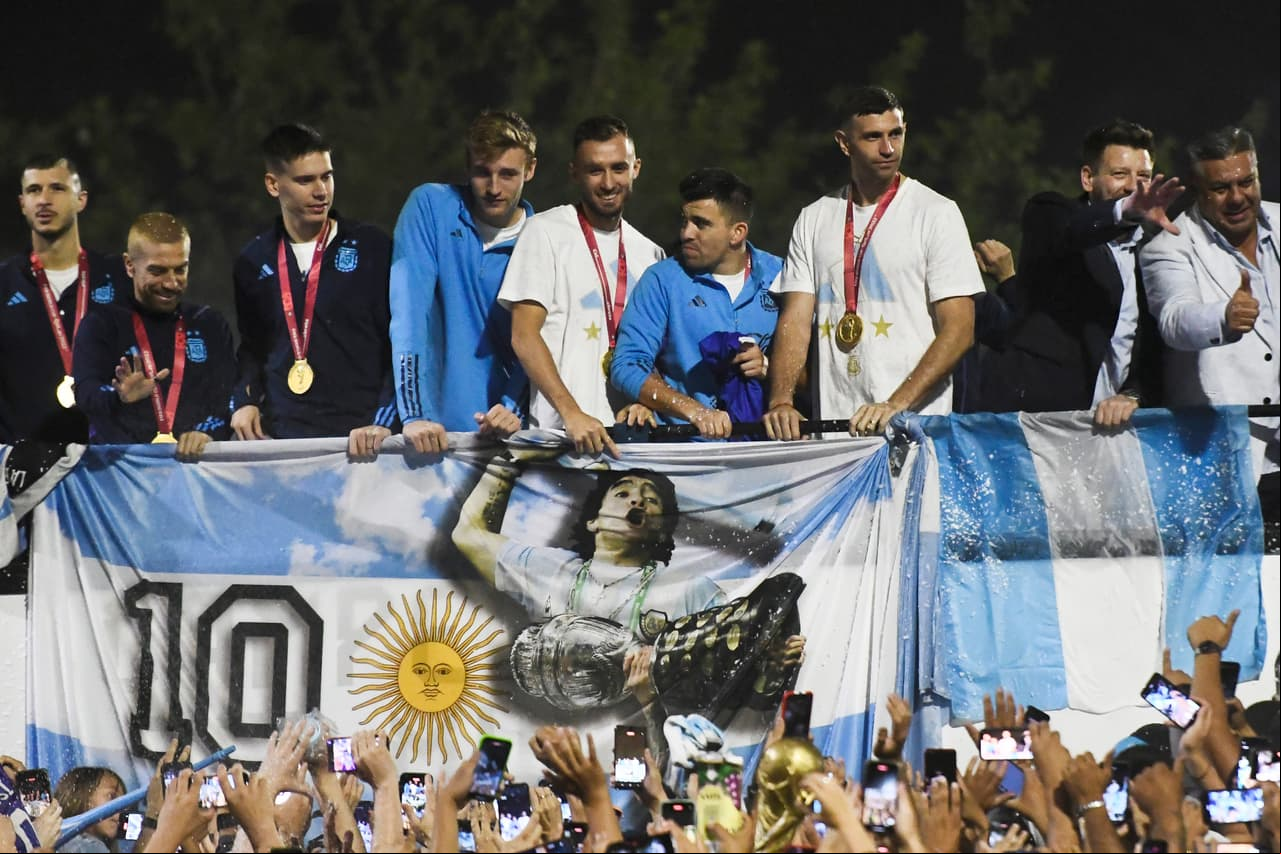 Hubo burlas a jugadores ses en los festejos de la selección argentina tras ganar el Mundial Qatar 2022.