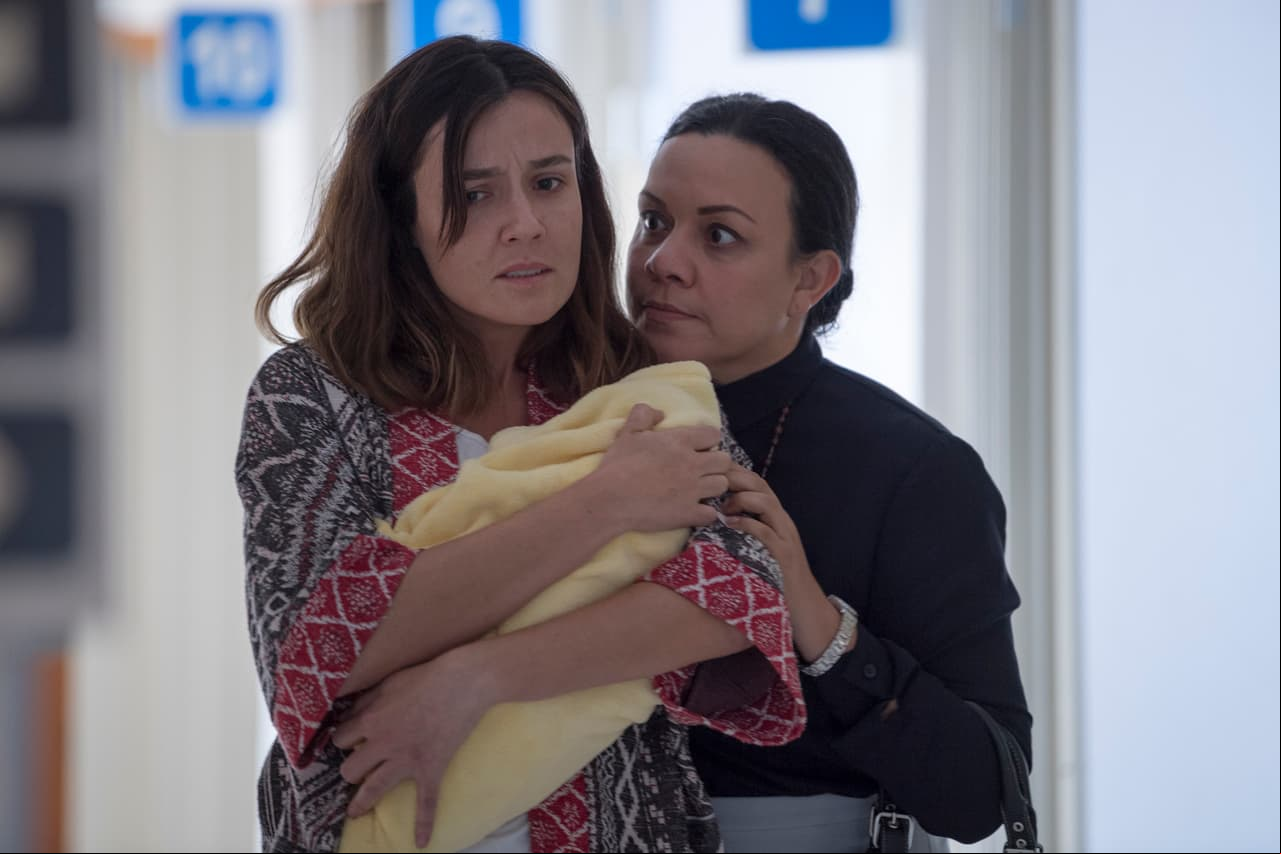 Al conocer a su hija, Laura se arrepintió de regalarla, pero Ramona la amenazó.