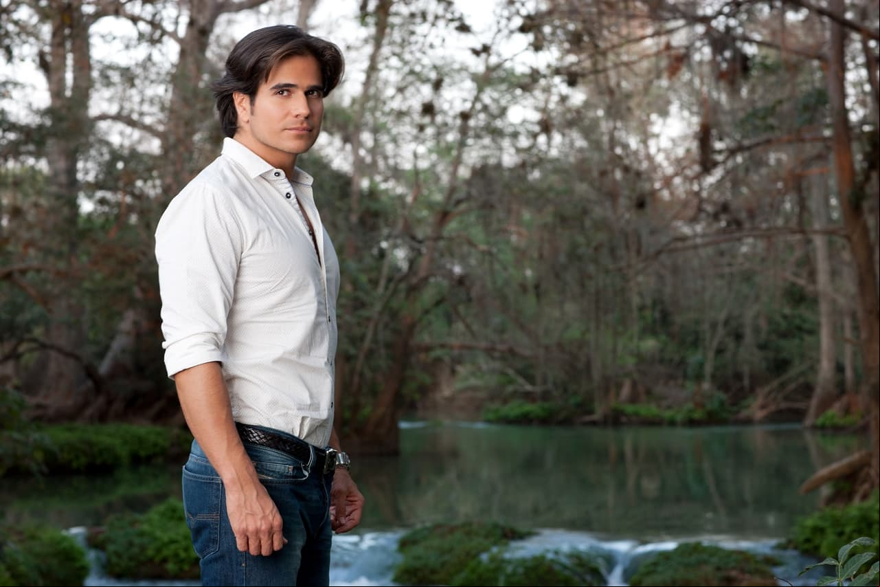 Daniel Arenas dio vida a ‘Octavio Narváez’, un joven piloto de profesión. Es dueño de la mitad de un rancho que heredó de su padre. La otra mitad pertenece a su hermano Miguel, quien también es  del mismo. Octavio pierde su trabajo como piloto y regresa a la Hacienda Narváez para reclamar su dinero del rancho, pero este se encuentra hipotecado y no puede ser vendido.