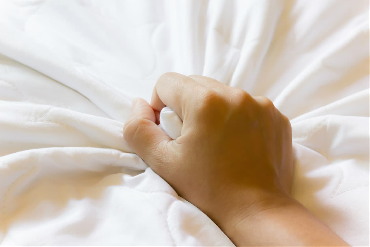 3. Regadera. Estimula su clítoris con tus dedos al mismo tiempo que utilizas una regadera de mano. La expulsión del agua la excitará y le provocará un orgasmo intenso.