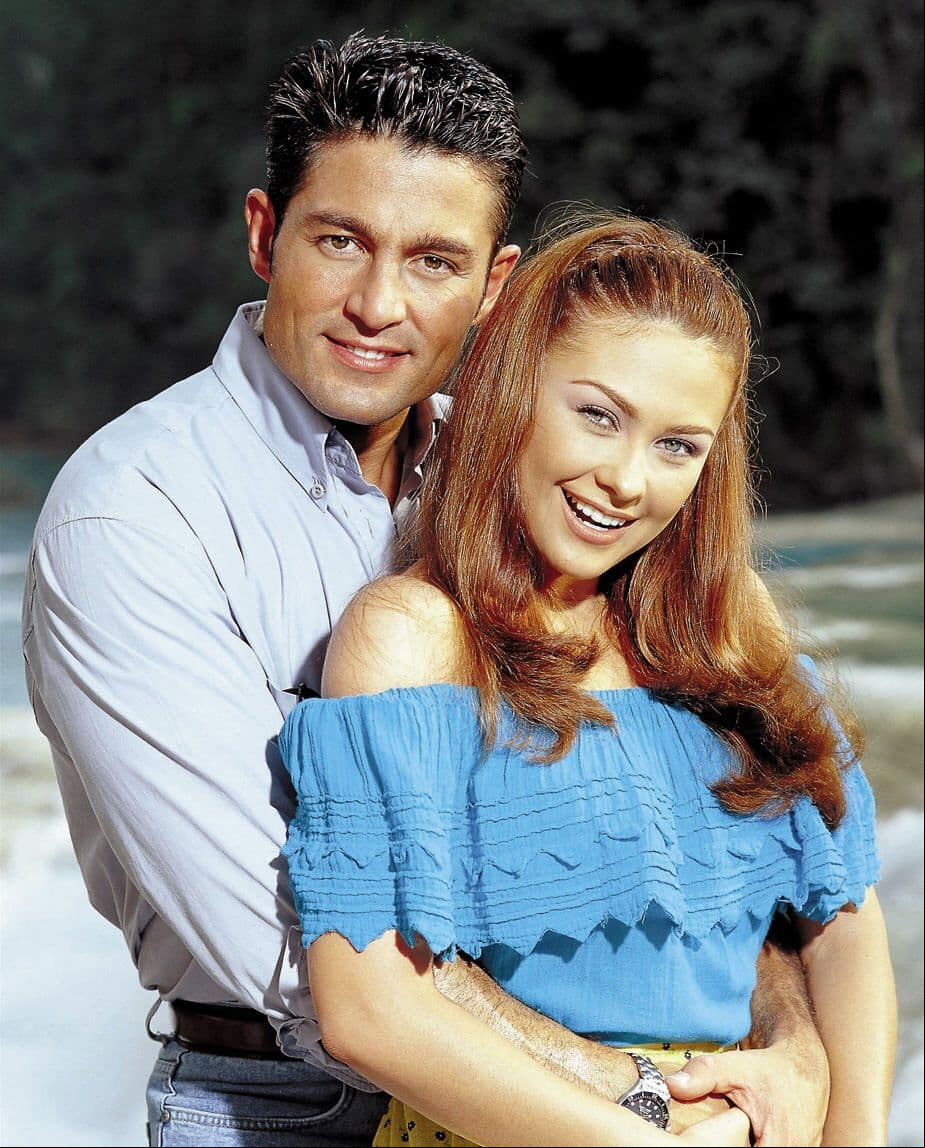 Un año después apareció en ‘Alma Rebelde’ y en el año 2000 protagonizó ‘Abrázame muy fuerte’, junto a Fernando Colunga, uno de los melodramas más recordados de su carrera.