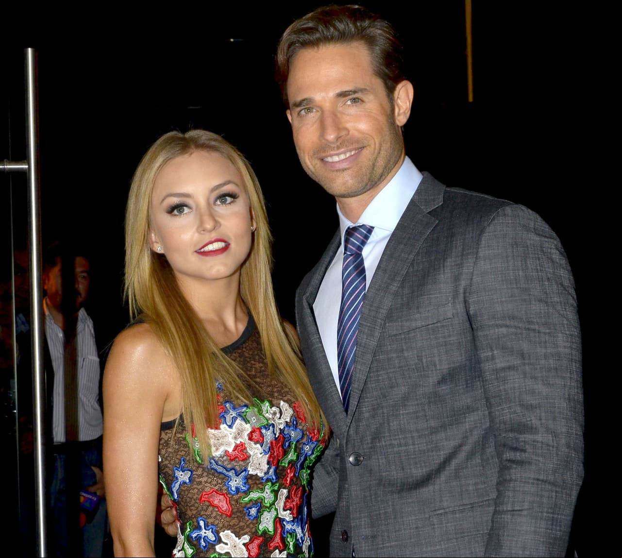 Critican a Sebastián Rulli por 'sabrosear' a Angelique Boyer en polémica foto