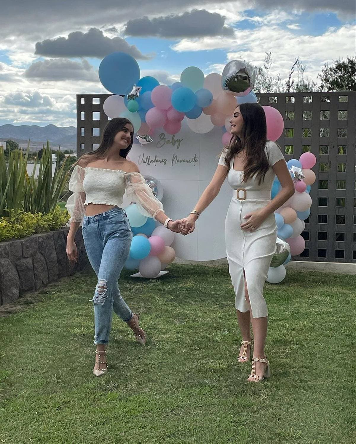 Casi 15 días después, la exMiss Universo mexicana reveló el sexo de su bebé en una íntima reunión familiar, dejando al descubierto que se convertiría en mamá de una niña.