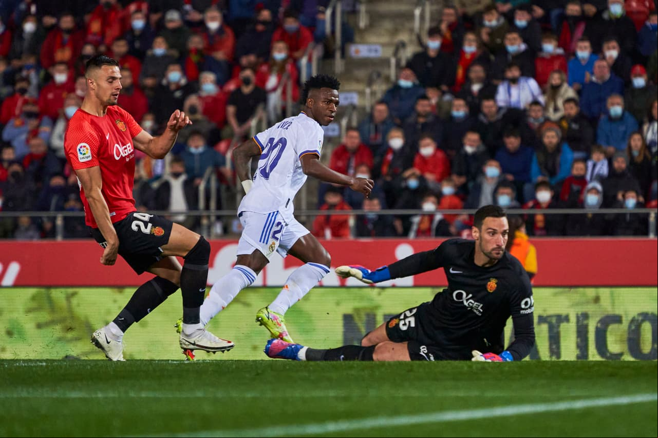 Gracias a un doblete de Karim Benzema y otro tanto del brasileño Vinícius, el Real Madrid venció al Mallorca y aumentó su ventaja en el liderato a 10 puntos sobre el Sevilla.
