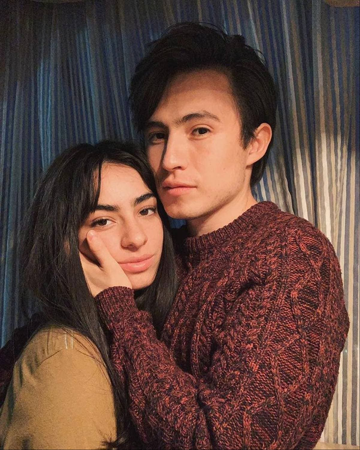 Valentina Buzzurro y Luis Curiel, además de ser pareja en ‘Vencer el pasado’, también lo son en la vida real. La pareja se conoció en 2017 durante las grabaciones de una película y hasta la fecha protagonizan una de los romances más sólidos del mundo del espectáculo.