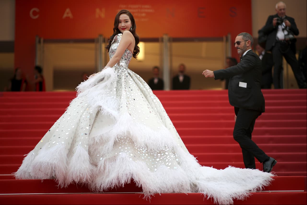 Jessica Jung utilizó un vestido de gala con adornos tipo espejo de Plexi.