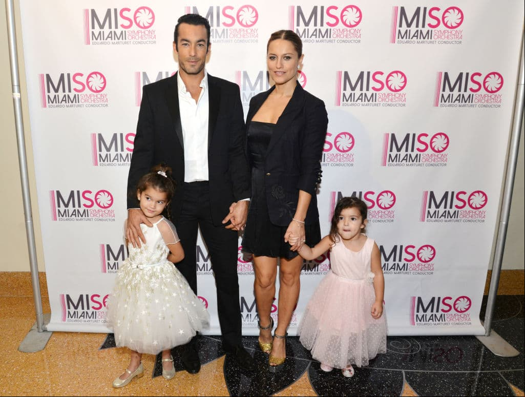 Así es como Aarón Díaz ha pasado lo últimos años de su carrera fuera de México, sin dejar de lado a sus raíces ni a su público. El actor vive con su esposa Lola Ponce y sus hijas Erin y Regina en Miami, Florida.