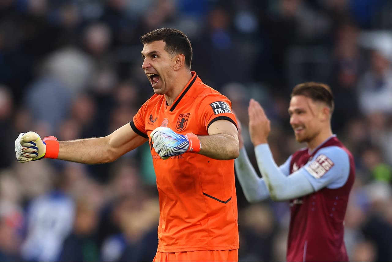 El argentino Alejandro Garnacho marcó el gol del triunfo para Manchester United en su visita al Fulham; Unai Emery suma victorias al frente del Aston Villa ante el Brighton.