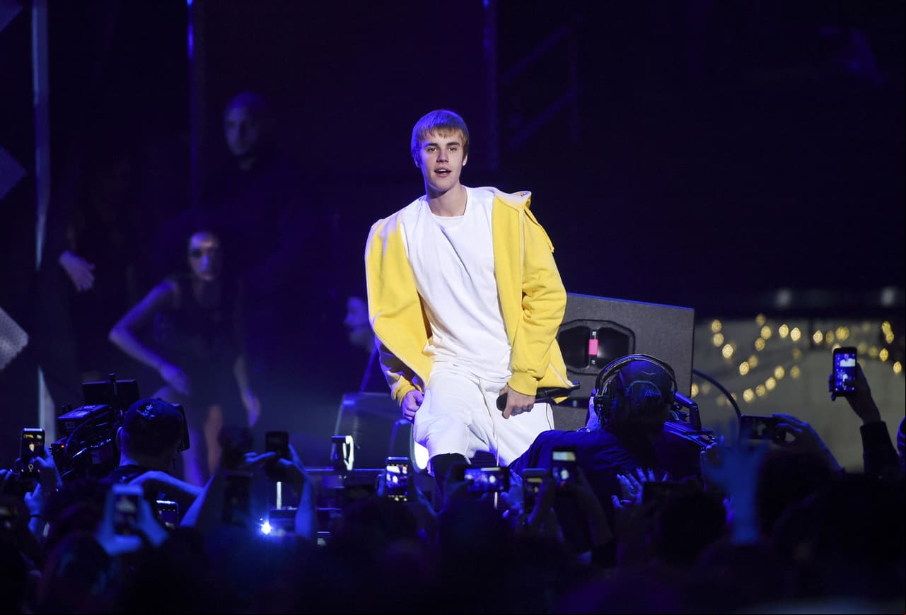 Justin Bieber se hace un tatuaje en la cara