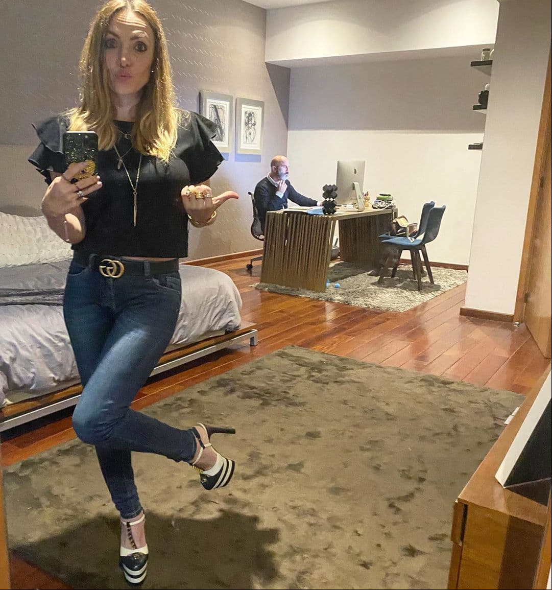 El lugar es tan amplio que la cantante adaptó una pequeña oficina allí mismo; este lugar está conformado por un escritorio, una computadora y una silla.