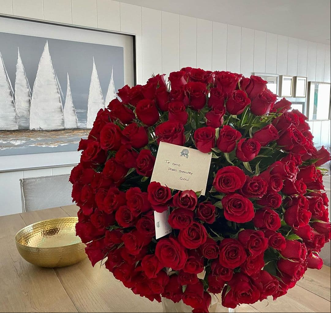 Fernando Reina, esposo de Galilea Montijo, sorprendió a la conductora con un increíble arreglo de rosas rojas, las cuales presumió en redes. “Gracias mi vida @galileamontijo ¡A celebrar el amor todos los días! Te amo”.