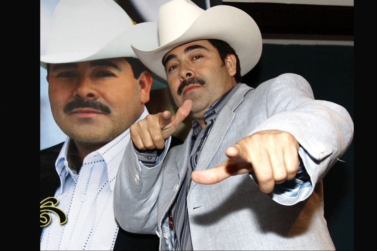 Sergio Vega, “El Shaka” de Sinaloa. El cantante de Sonora murió el 26 de junio de 2010 cuando fue interceptado en una carretera de Los Mochis, Sinaloa, por un grupo que le disparó en más de 30 ocasiones perdiendo la vida en ese momento.