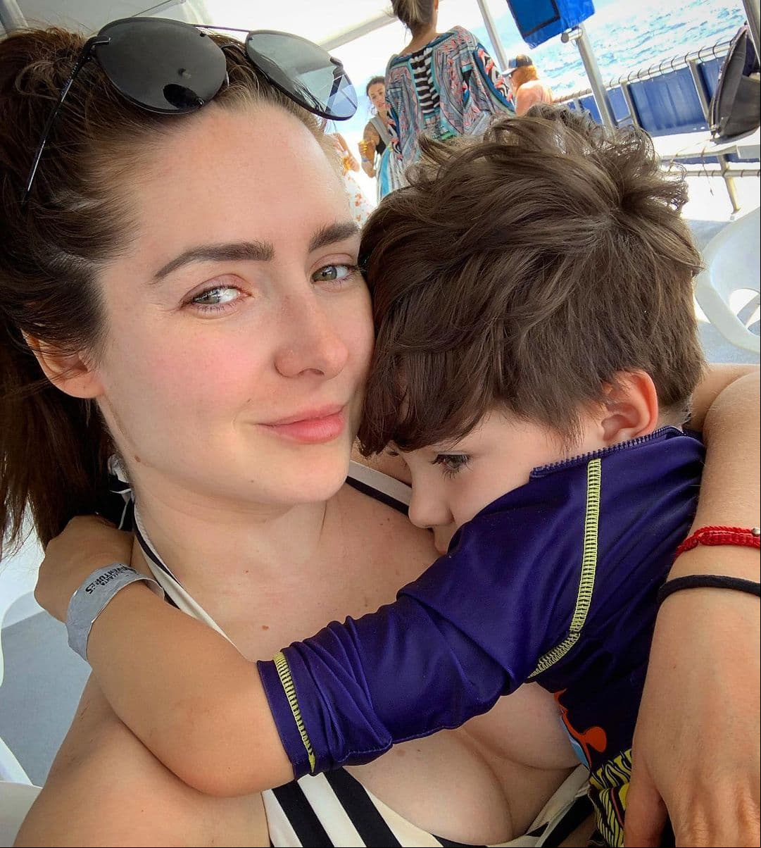 Mientras que en una siguiente línea cuestionó a sus millones de seguidores: “¿Qué te dirías si pudieras viajar en el tiempo y platicar contigo de chiquito?”.