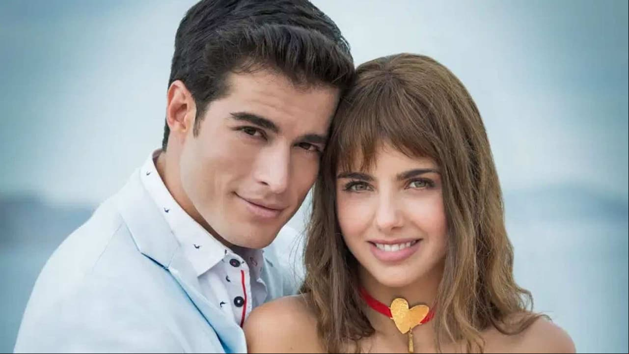 Beso de Juana Victoria y Sebastián en Hijas de la Luna