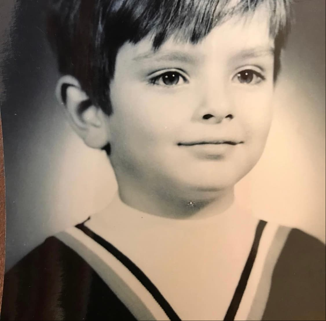 Xavier Ortiz Ramírez nació el 29 de junio de 1972 en la Ciudad de México. Antes de integrarse por completo al mundo del espectáculo, Ortiz se graduó como odontólogo.