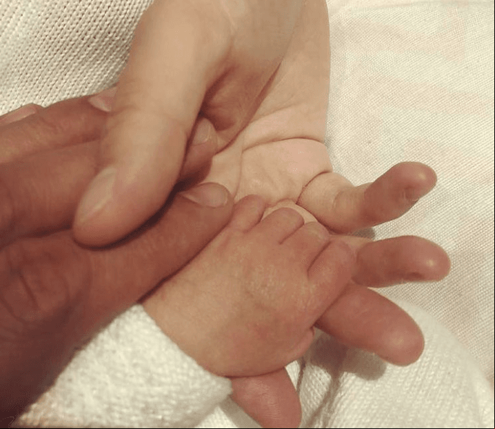 Dulce María se convirtió en mamá el pasado 3 de diciembre, hecho que dio a conocer en redes sociales con una tierna fotografía en la que aparece sosteniendo la mano de su pequeña María Paula, de quien recientemente mostró otra imagen.