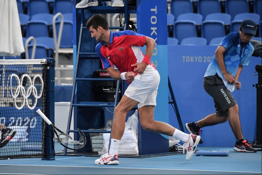 Novak Djokovic en un arrebato de furia tras perder con Pablo Carreño el bronce en Tokyo 2020.