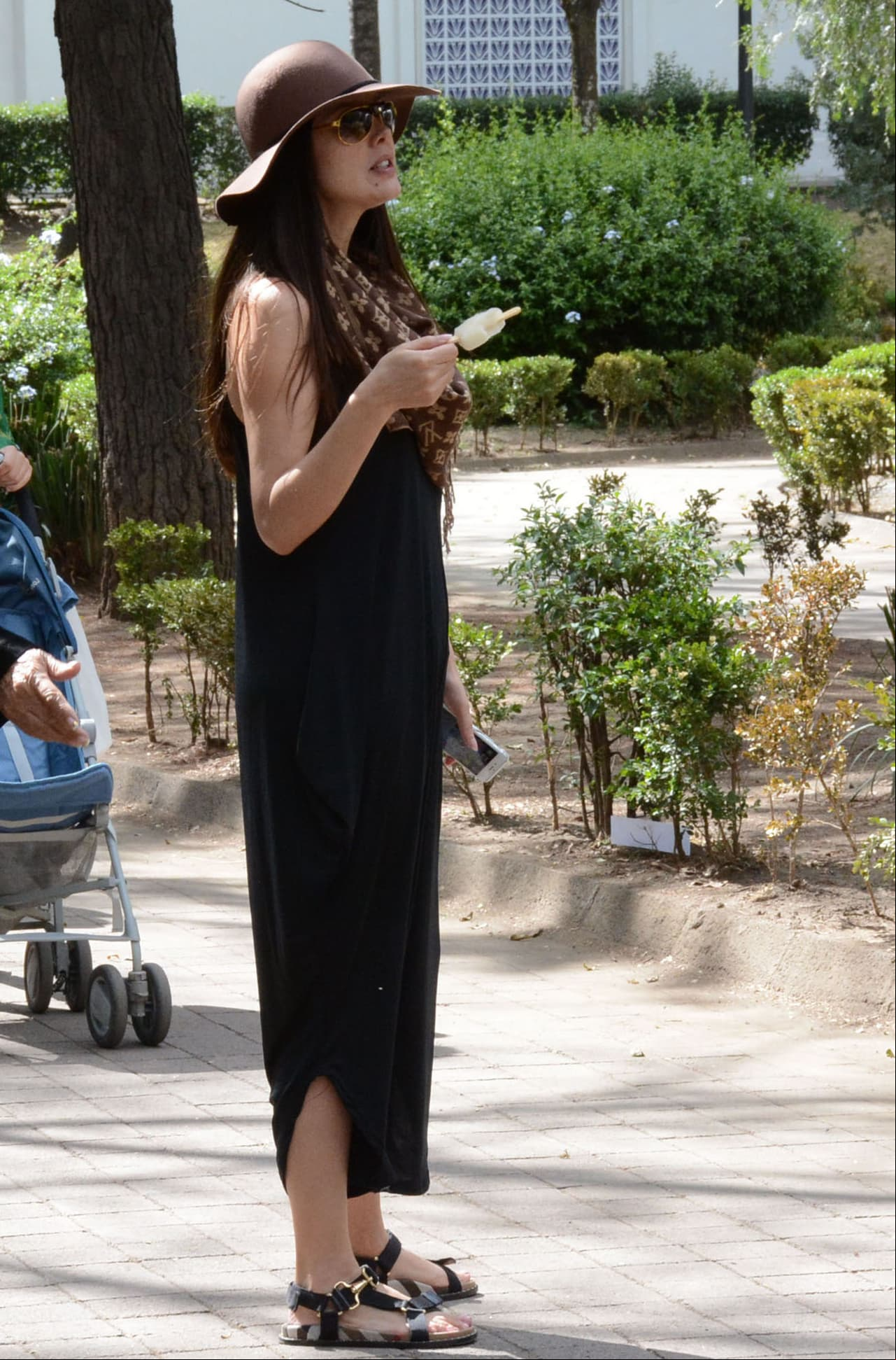 Para esta ocasión, Favela optó por utilizar unas sandalias negras que combinaban perfecto con su outfit.