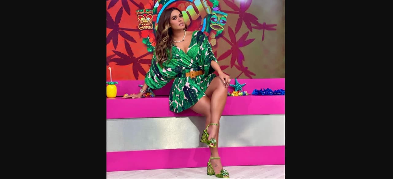 Uno de los zapatos que más llamaron la atención fueron los que combinó con un vestido de LatinaGal Boutique y un cinturón mostaza. Se trataba de unas sandalias estilo Cenicienta con tacón de cristal de la marca Dolce & Gabbana, que tienen un costo de 27 mil pesos.