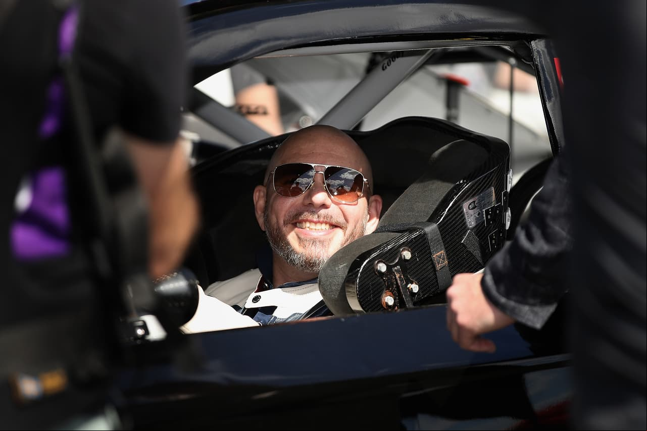 Pitbull, listo para debut en NASCAR junto al mexicano Daniel Suárez