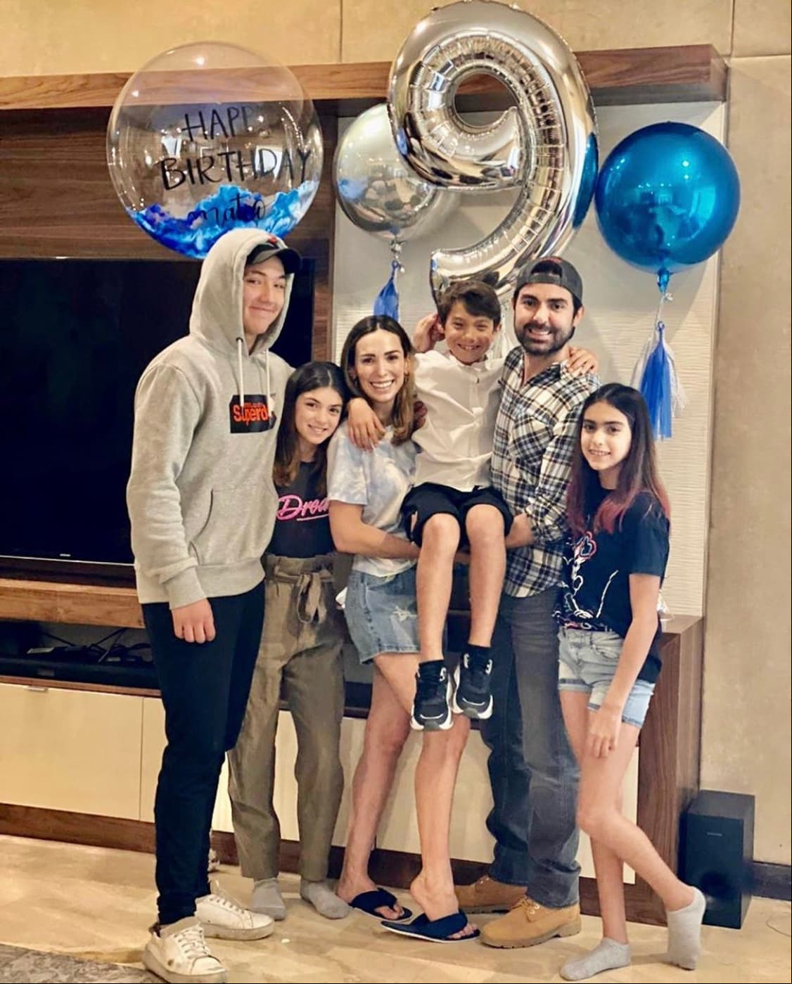 Al igual que su hermano mayor, Ernesto ha creado una familia junto a Rosario Ruíz, una empresaria originaria de Monterrey, Nueva León, con quien tiene cuatro hijos: Jorge, hijo de Ruíz de una relación previa, pero que fue adoptado por D'Alessio, Sara, Priscila y Mateo.