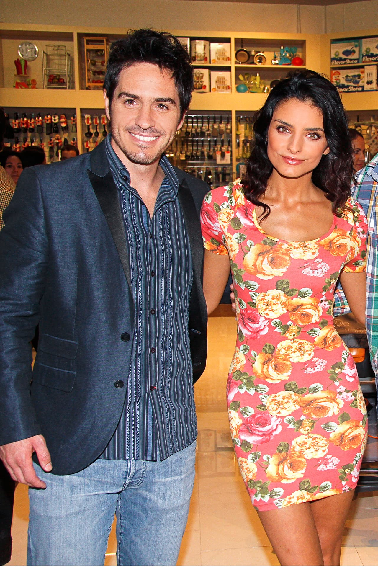 Aislinn Derbez exhibe a Mauricio Ochmann casi desnudo