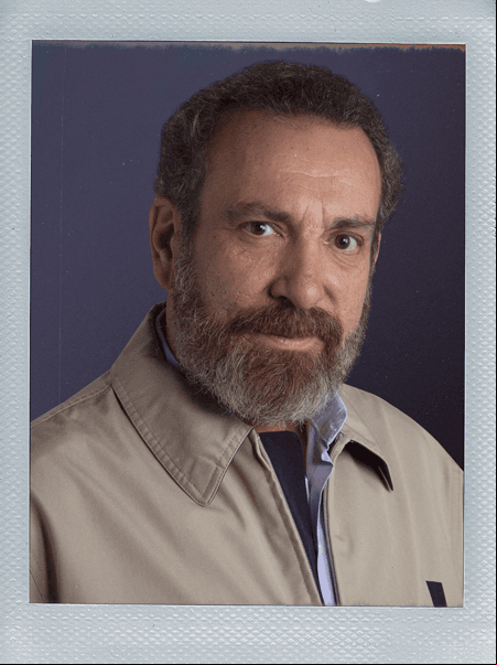 'José Luis Velasco' (Hernán Mendoza) es jefe en la fiscalía de Investigación y hermano mayor de 'Leonardo', a quien apoyó con sus estudios tras la muerte de su padre. Es un hombre entregado a su trabajo como policía y lucha por cumplir la ley. Junto a 'Elisa' y 'Leonardo' hará hasta lo imposible por hacer justicia.