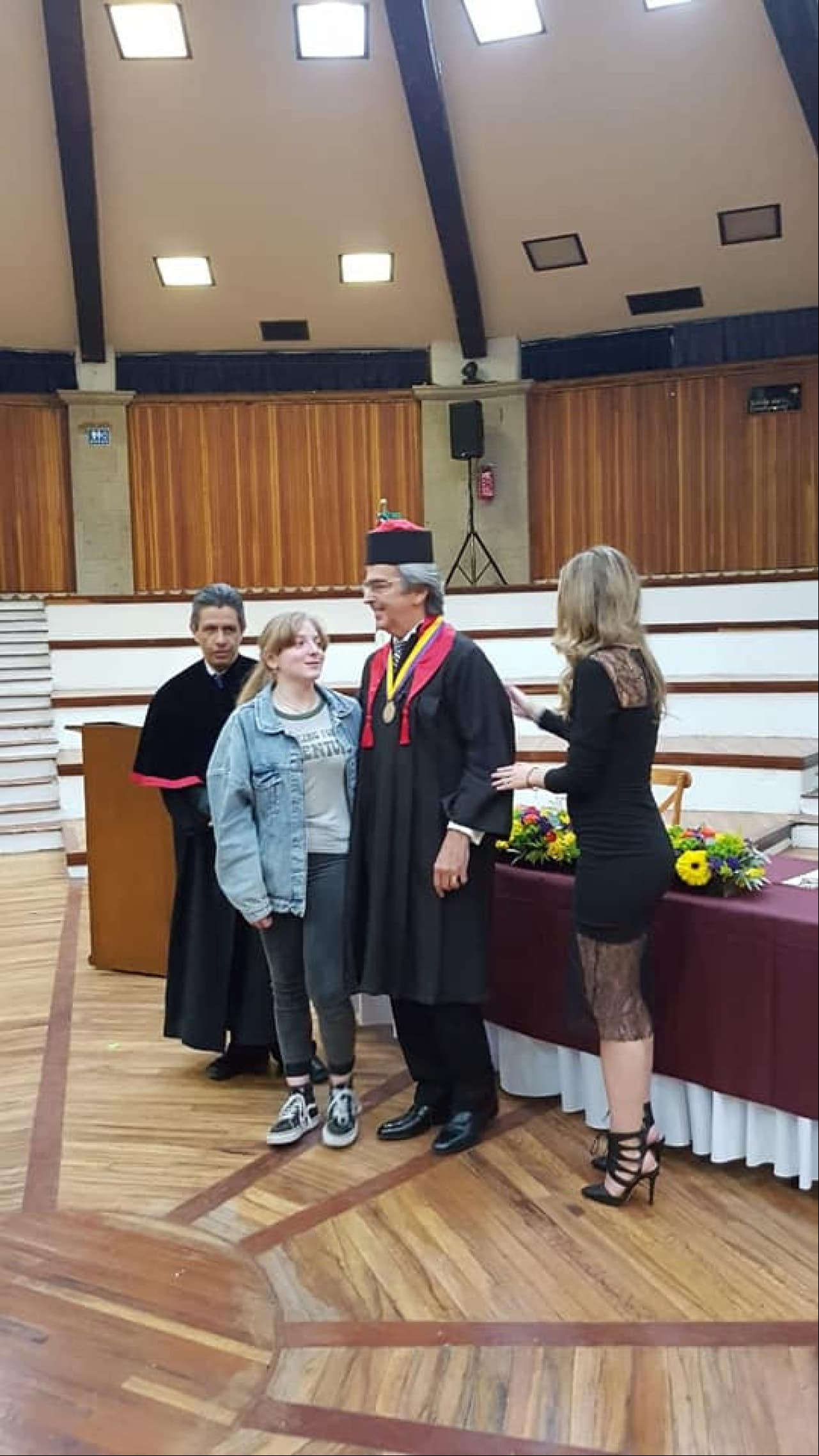 Siete meses después, la adolescente fue captada en su primer evento público y es que acompañó a su expadrastro Lorenzo Lazo en la ceremonia en la que el economista recibió un reconocimiento honoris causa.