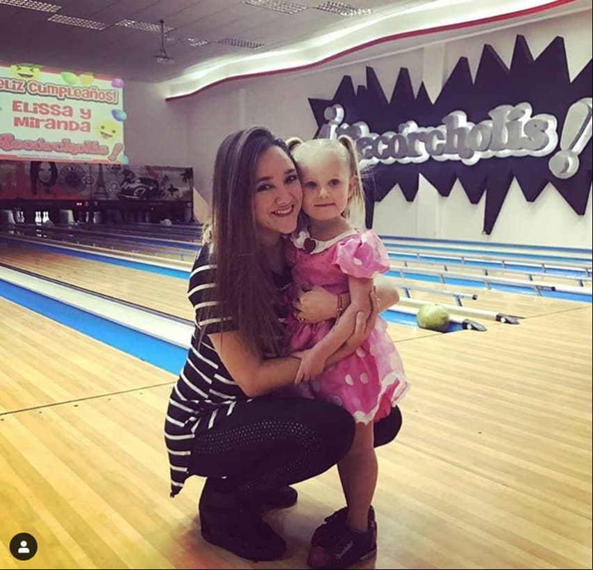 Sherlyn es madrina de Miranda, por ello posó junto a la pequeña en su fiesta de cumpleaños de 2017, la cual se realizó en un establecimiento con múltiples juegos.