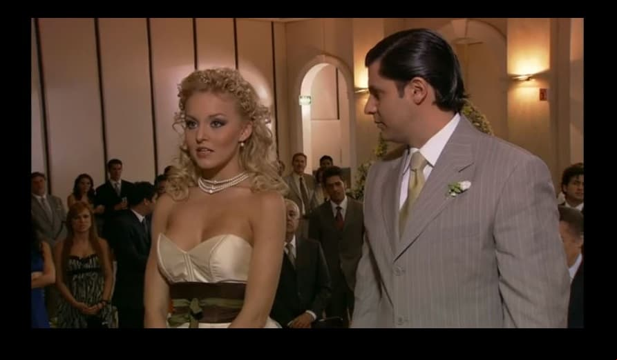 La primera boda que encarnó Angelique fue en la telenovela ‘Muchachitas como Tú’, de 2007, en la que encarnó a ‘Margarita’. ‘Olivia’ le confiesa a ‘Margarita’ que es su hermana para evitar que se case con ‘Federico’.