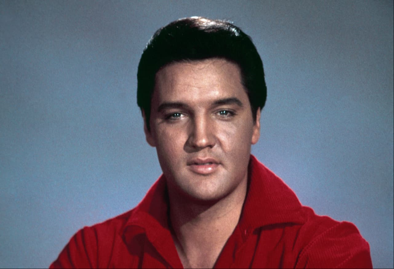 En 1977, Elvis Presley murió por una sobredosis, pero aseguran que fingió su deceso por sus deudas con la mafia y que ahora vive en Argentina.