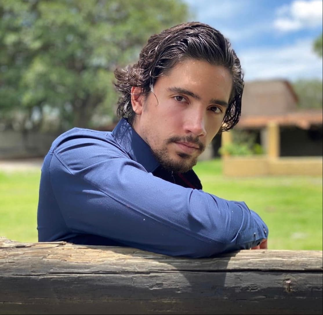 Por su parte, el menor de sus hijos varones, Alejandro Fernández, es padre también de Alejandro Jr., fruto de su matrimonio con América Guinart. Alex Jr. también se dedica a la música y busca consolidarse dentro de la música regional mexicana. Está comprometido con Alexia Hernández y una vez que se casen buscará ser papá.