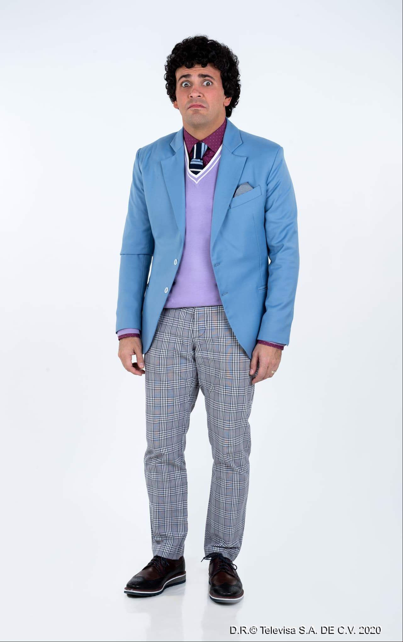 4. PLUTARCO
<br>
<br>Con un chaleco, un saco, corbata y una peluca de cabello chino ya la hiciste.